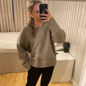 Stickad tröja  - Super fin stickad tröja som är lite oversized, super skön nu till vintern men älskar att ha den på sommaren över en klänning