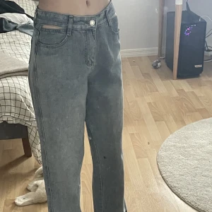 Jeans med fickor som hjärtan!! - ett par jeans från YesStyle!! Jag är 176 och de passar i längden på mig!! Midjan är runt 77-79 cm💗💗 fickorna är formade som hjärtan!! 