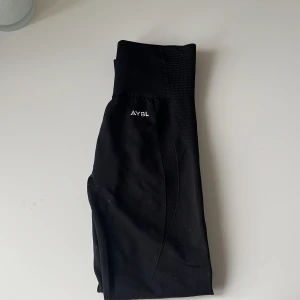 AYBL Tights - Balance V2 Seamless Leggings Helt oanvända-endast prövade.   Trodde jag ville ha behålla dem, därav är lapparna bortklippta,   Storlek S