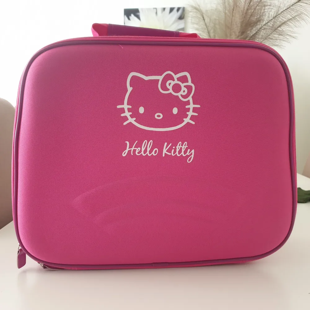 Hej  En Hello Kitty väska i rosa. Aldrig använd. Den har följande mått: 42cm x 32cm x 12 cm. Axelrem. Fina läderdetaljer. Nätficka inifrån och remar inne.  . Väskor.