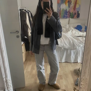 Zara jeans - Ett par gråa jeans som kommer från Zara! Högmidjade och sitter bra för både xs/s🤍💞(skriv för fler bilder)