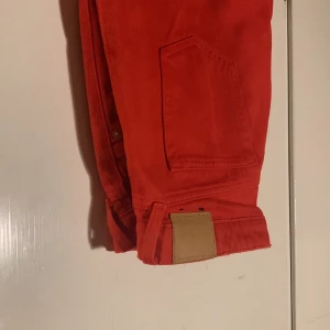 Röda arrow low waist jeans - Säljer dessa röda arrow low waist eftersom de ej kommit till användning. Jättefint skick eftersom de bara är använda ett fåtal gånger. Köpte på weekday för ett par månader sedan❤️