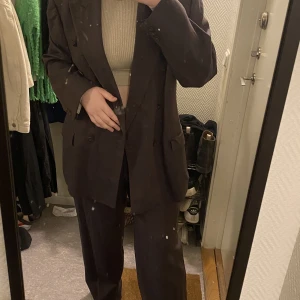 Brun kostym  - En otroligt vacker brun kostym från Tiger of Sweden. Ny pris 6000 kr.