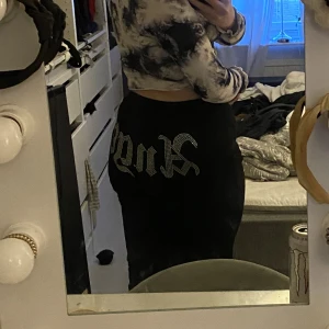 Mjukisbyxor angel  - Mjukisbyxor med rhinestone tryck där bak där det står angel, liknar juicy. Helt oanvända (endast testade). Strl S men passar M. Har snören och resår. 100kr+frakt 