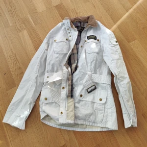 Barbour jacka - Vit jacka i använt fint skick!