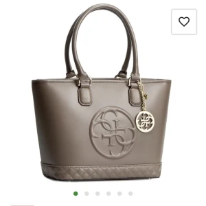 Guess handväska  - Fick den i present men vill ni sälja bort den, guess hansvädka nästan aldrig använd fåtal gånger bara. Finns inte att köpa längre. 