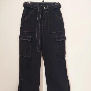 Byxor - Snygga svarta byxor med ljus söm och bälte. Köpta second hand. Tyvärr passar de inte mig längre. Storlek M, något små i storleken. 