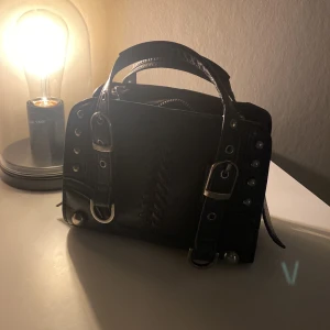 handväska💓 - Säljer denna fina handväska från zara då ja tröttnat lite på den eftersom ja haft den väldigt länge. Den har en liten Knut på kedjan men det syns inge när man använder den, köpte för 400. Hör av dig privat för mer information eller bilder💓