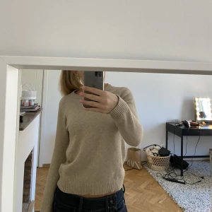 stickad tröja  - Skön stickad tröja från vila, säljer då jag har massor utav tröjor!❤️