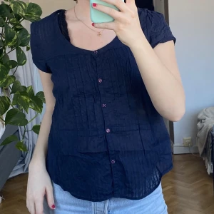 Marinblå topp - Marinblå topp/blus, sommrig, tunn och i bra skick