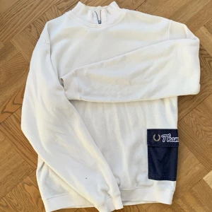 Fred Perry x Thames fleece - Benvit sällsynt fleece från Fred Perry x Thames collaben (2018). Plagget har en liten skada på ena ärmen (se bild 3) men är annars i bra skick. Det går bra att skicka DM vid eventuella frågor :) 