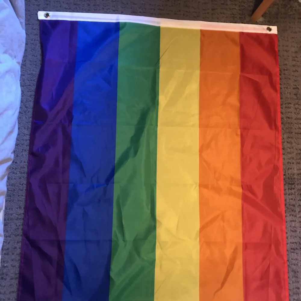 Prideflagga som suttit i mitt tak. Fint skick :). Övrigt.