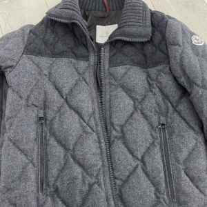Moncler jacka  - Säljer min moncler jacka storlek S passar xs. Inget fast pris. Först till kvarn
