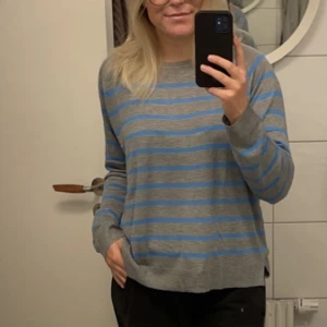 Tunn stickad  - En blå/grå randig tunn stickad tröja från Zara, nästintill oanvänd men perfekt till sommaren☺️ Storlek XL men sitter snarare som en M!