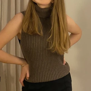 Pololinne - Säljer denna superfina topp med hög polokrage. Använd ett fåtal gånger och  tvättad försiktigt. Rätt stor i storleken. Nypris 700.