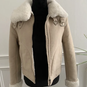 Jacka  - Jacka i imitationsläder och fake päls. Väldigt fint skick!  