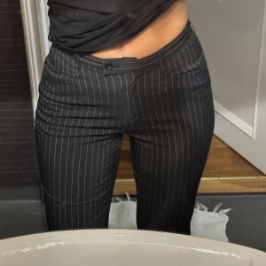 Randiga kostymbyxor - Svarta kostymbyxor med vita sträck. Bra skick men är köpa på second hand och den svarta färgen är inte kolsvart. Storleken är small men kan även passa en xs. Köparen står för frakten! 🖤🐈‍⬛
