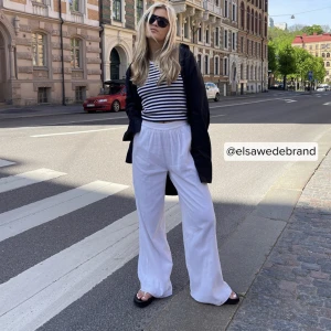 Vita linnebyxor - Säljer ett par vita linnebyxor från nakd. Storlek 38 men passar mig som vanligtvis har 36. Helt slutsålda på hemsidan. I nyskick 