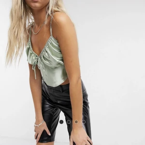 Salviagrön topp från Another Reason - Jättefin salviagrön topp i satin från Another Reason köpt på Asos. Använd 1-2 gånger, nypris 245kr Strl XS/S