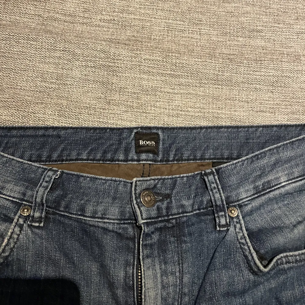 Säljer ett par Hugo boss jeans storlek 32/32 . Jeans & Byxor.