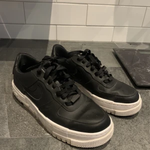 Nike Airforce 1 Pixel - Hej! Säljer mina Nike airforce 1 pixel så de inte kommer till så mycket användning. Skorna är i rätt bra skick och passar mig bra som har storlek 41, bara att kontakta vid frågor! 