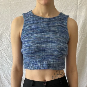 Blå stickad topp - Handstickad blå topp i väldigt mjuk ull. Melerad i olika blå nyanser. Aldrig använd. 