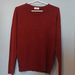 Finstickad tröja  - Roströd tröja i finstickat material från Jacqueline de Yong. Har endast använt den en gång men upptäckte att den inte riktigt var min stil. Därför säljer jag den här 💕