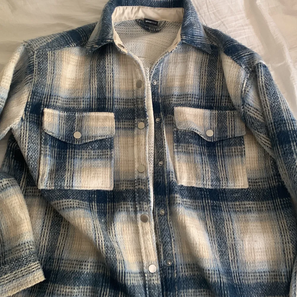 Säljer nu min blårutiga skjortjacka från Gina tricot då jag inte längre använder denna. Den är i storlek Xs men sitter mer som en S-M. Säljer för 150kr. Jackor.