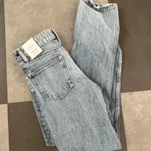 Säljer dessa helt oanvända Jeansen från Zara, de är raka i benen och skit snygga men tyvärr va dessa för små för mig 
