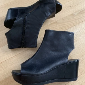 Vagabond wedge boots - Oanvända Vagabond boots i läder. Behaglig klackhöjd, dragkedja, mjukt läder. Strl 38.   Kan fraktas eller hämtas i Gbg, Mölndal.