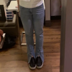 Jeans - Säljer dessa medelhöga utsvängda jeans med slits! Bakfickorna har broderier och de sitter superfint på mig som vanligtvis bär 32/34 🥰 Pris går att disskutera om det innebär att det blir sålt ❣️😆