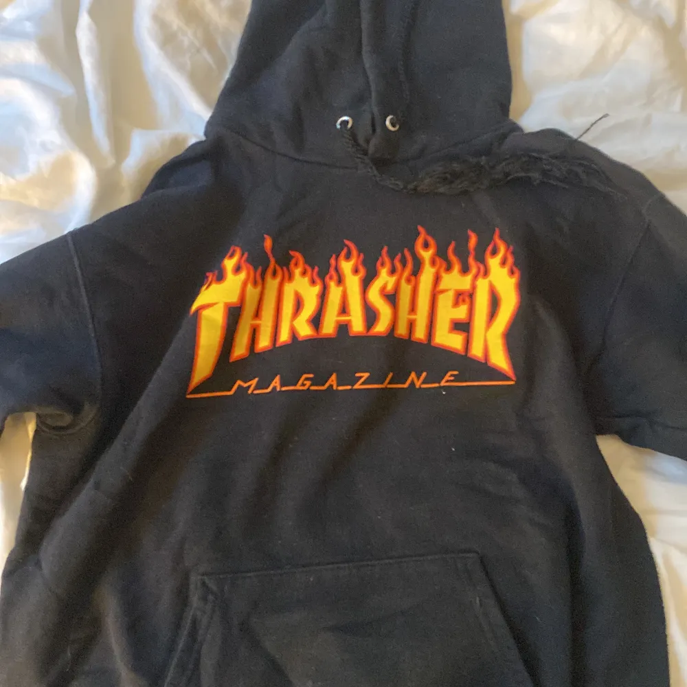 Säljer nu min varma trasher hoodie då den inte kommer till användning, är i använt skick och snöret har gått sönder, köpt på junkyard. Hoodies.