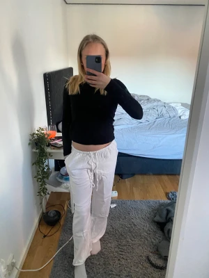 Linnebyxor  - Superfina linnebyxor från hm i strl s men skulle kunna passa både xs-m 🫶🏼dom är lite lite noppriga undertill men aboslut inget man märker av ❤️