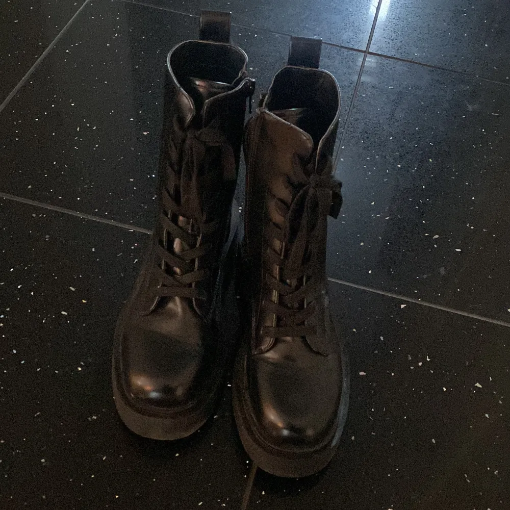 Säljer mina hela nya boots i storlek 37, aldrig använda. Skor.