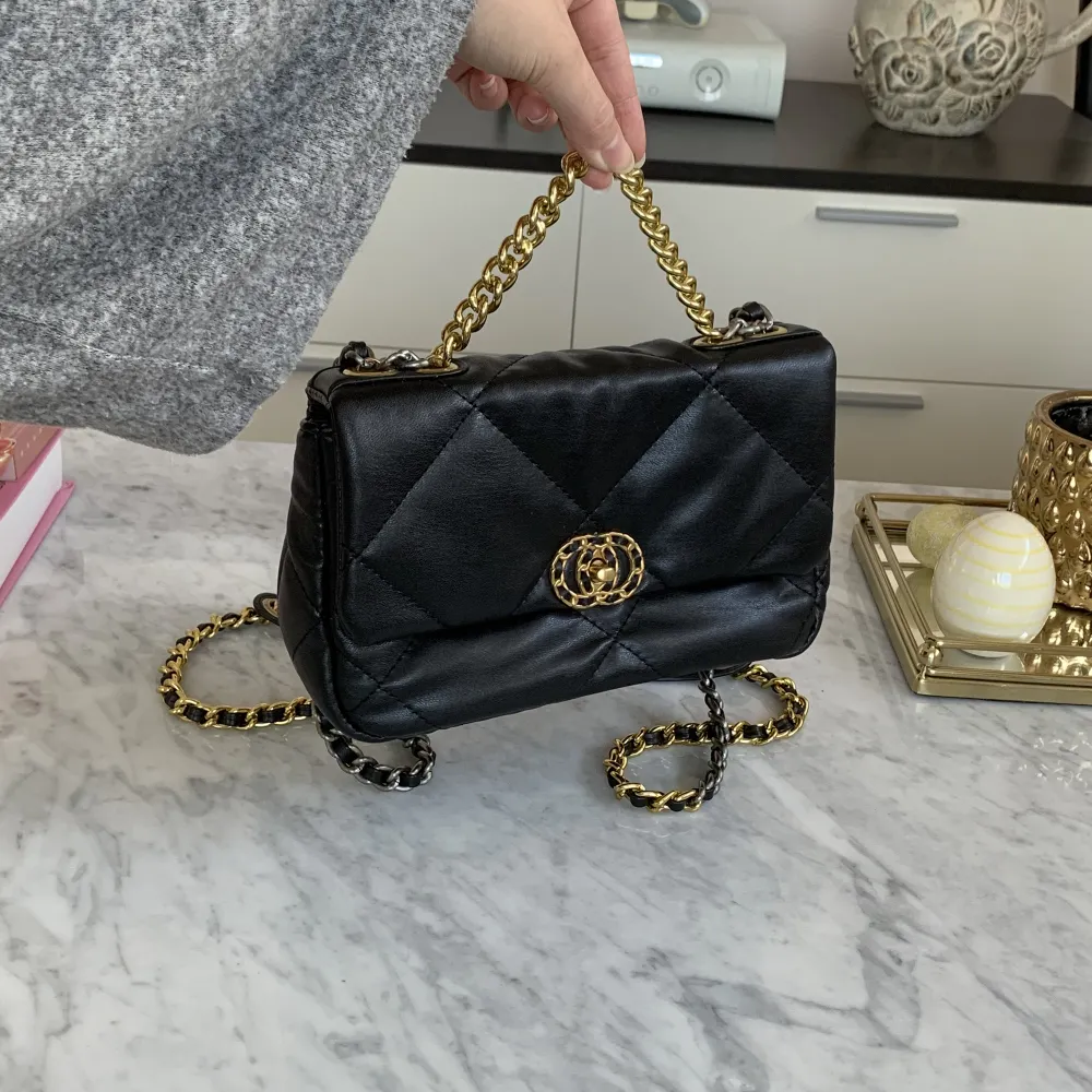 Chanel inspirerad väska med kedja. Oanvänd. . Väskor.
