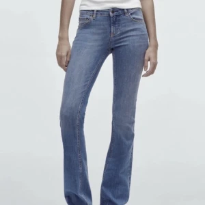 zara lowrise - Lowrise flare från zara, sparsamt använda🥰 Säljer då jag inte trivs i färgen! De passar på mig som vanligtvis har 32/34 hos zara!