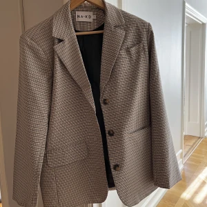 Oversize kavaj  - Kavaj från nakd i nyskick. Använd max två gånger.   Storlek 36, oversize. 