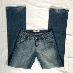 lågmidjade jeans - använd köp nu! midja:72+stretch innerben:85😽 obs!! bara dessa bilder som finns, fråga inte om fler bilder (PAKETPRIS VID KÖP AV FLER JEANS)