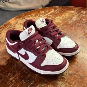 Nike dunk Bordeaux  - Ett par snygga Nike dunks i storlek 36,5. Helt ok skick, lite smutsiga. Säljes då de är för små för mig. Nypris 2 000 sek. Har ej kvitto eller box kvar. Pris kan diskuteras 