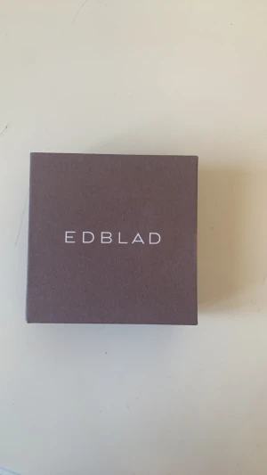 Örhängen från Edblad  -  Äkta guldörhängen från Edblad, använda en gång. Nyskick. Säljs pga tycker ej om guldsmycken. 