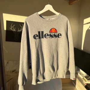 Grå Ellesse tröja  - Ellesse tröja använd få gånger. Tyvärr är den för liten för mig men Passar dig som har storlek M
