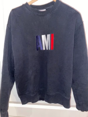 Ami Paris sweatshirt  - En fin ami Paris sweatshirt som knappt används då den är för liten  Cond 8/10 