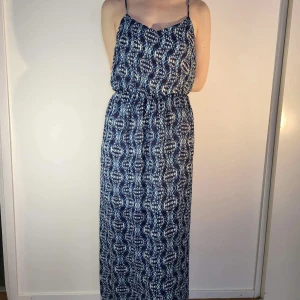 blå långklänning med mönster från Lily Rose - helt ny fin långklänning perfekt för sommaren. möter ej upp, postar enbart 🌸