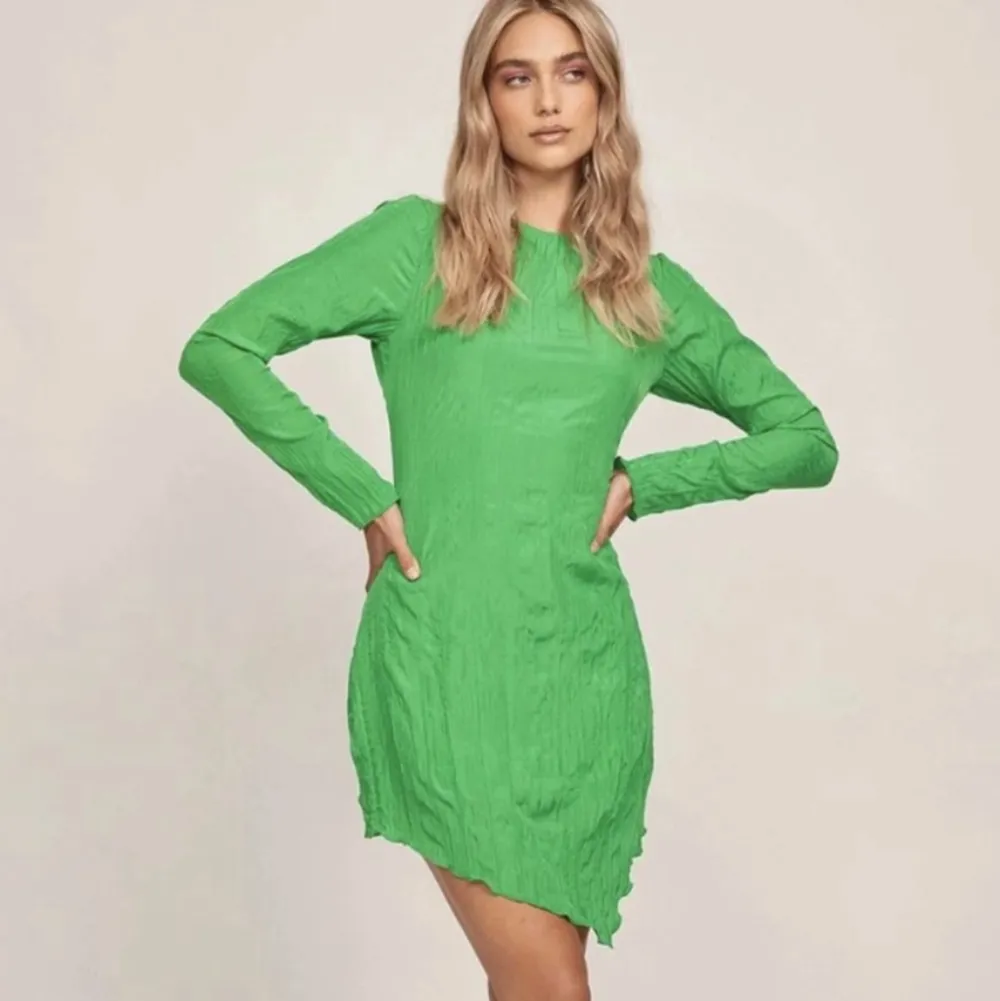 Säljer denna gröna klänning från nakd i storlek 34 (passar mig som normalt är en 36). Använd fåtal gånger så är i väldigt fint skick. Klänningar.