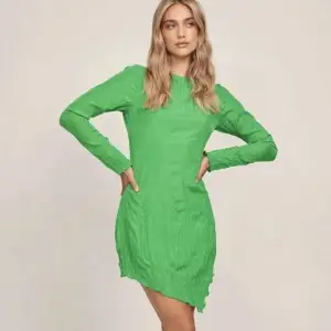 Säljer denna gröna klänning från nakd i storlek 34 (passar mig som normalt är en 36). Använd fåtal gånger så är i väldigt fint skick