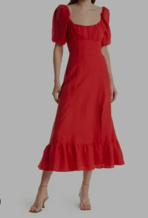 Klänning - Snygg midiklänning från &otherstories i linne med slits. Sparsamt använd. 