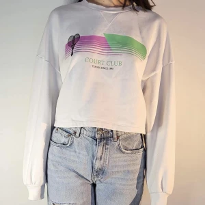 vit tjocktröja med retro tryck från Gina Tricot - tjocktröja med retro tryck i storlek M. möter ej upp, postar enbart 🌸