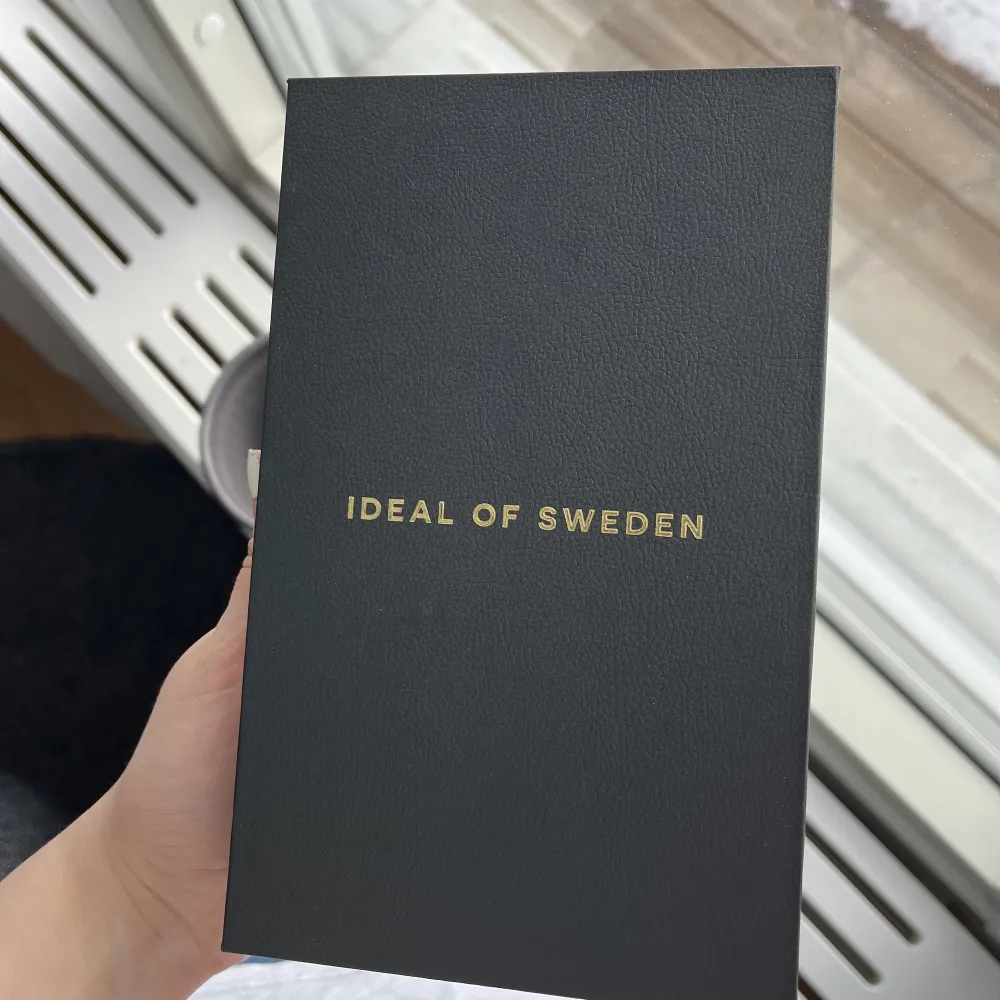 Helt nytt oanvänt skal från ideal of Sweden till iPhone 12/12 PRO. Slutsålt på hemsidan. Sjukt fint och populärt😍🖤 nypris 699 säljer för 399. Accessoarer.