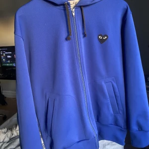 Cdg zip tröja - En cdg zip tröja i extremt fint skick, den är varken urtvättad eller använd så mycket då den inte passade mig. Självklart äkta, vid snabb affär kan jag gå ner i pris!