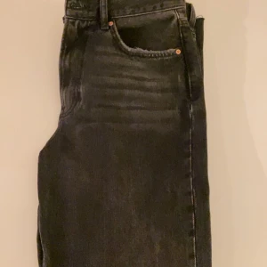 Jeans - Säljer ett par helt oanvända jeans från Gina! Snygg mörkgrå färg med slits nertill! Köparen står för frakten. Ny pris 599kr. Strl 40